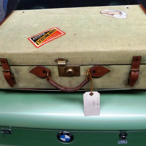 PRACTICAL-LIGHT travel case covered with hard-wearing canvas.