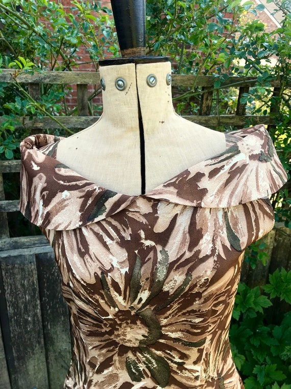 Floral 1950s tea dress in beautiful mid-century pr