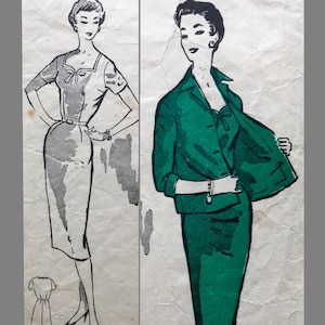 Op de afbeelding: Vintage naaipatroon met twee damesmode-ontwerpen. Eén is een potloodjurk met een strikdetail, de andere is een groen pak met een jasje. De illustraties zijn in retrostijl, met de nadruk op het silhouet van de kleding.