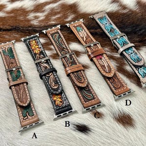 Puede incluir: Cinco correas diferentes para Apple Watch con intrincados diseños de cuero. Las correas son de color marrón, negro y beige con patrones florales y de cactus. Las correas están etiquetadas de la A a la E.