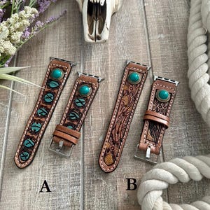 Puede incluir: Cuatro correas de reloj de cuero con piedras turquesa y diseños intrincados. Las correas son marrones con un patrón marrón claro. Las correas están etiquetadas con A y B.