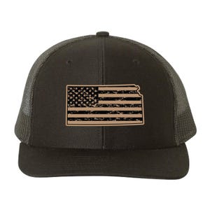 Peut inclure: Casquette de camionneur vert foncé avec un motif vieilli du drapeau de l'État du Kansas. Le drapeau est beige et noir, avec des étoiles et des rayures. Le chapeau a un dos en filet et une visière incurvée.