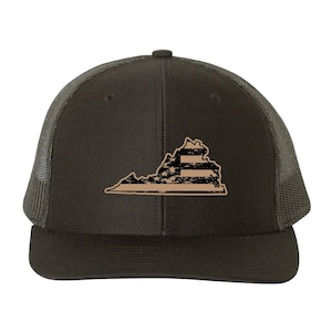 Peut inclure: Casquette de camionneur marron foncé avec un motif beige de l'État de Virginie et un design rayé. Le chapeau a un dos en filet et une visière incurvée. Un accessoire classique.