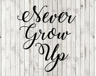 Może przedstawiać: Czarno-biały tekst kaligraficzny na białym drewnianym tle. Tekst brzmi "Never Grow Up".