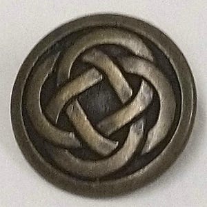 Könnte beinhalten: Ein runder, bronzefarbener Knopf mit einem keltischen Knotendesign. Der Knoten besteht aus vier ineinander verschlungenen Schleifen, die ein komplexes und filigranes Muster bilden.