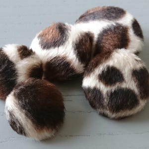 Pelzige Tierdruck Neuheit gemusterte Knöpfe, verschiedene Knopf- & Packungsgrößen