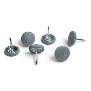 Può includere: Un set di sei chiodi da tappezziere con teste circolari rivestite in tessuto grigio medio testurizzato. Ogni chiodo presenta una base in metallo argentato e una punta in acciaio affilata che si estende dal centro per fissare tessuti.