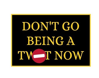 以下が含まれることがあります： 黄色い文字で「DON'T GO BEING A TWOT NOW」と書かれた黒と金の看板。赤い円の中に白い線が引かれたものがテキストの中央にあります。