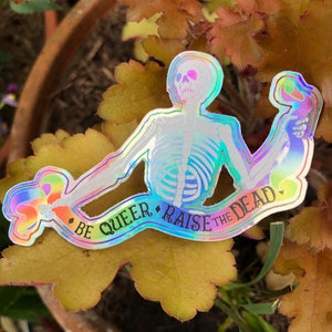 Wees queer: wek de doden op. Holografische vinylsticker