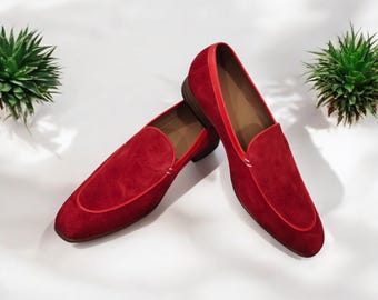 Handgemaakte rode suède loafers: instappers voor heren, eersteklas mode
