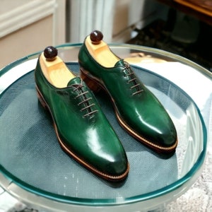 Zapatos Oxford de cuero verde hechos a mano - Zapatos de fiesta de alta gama con acabado brillante y diseño exclusivo.