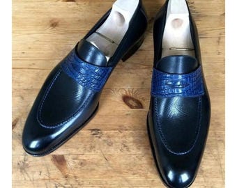 Anpassade handgjorda Oxford-slip-on-skor i svart och blått läder med textur: Skräddarsydda personliga skor