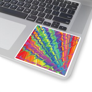 Puede incluir: Una pegatina cuadrada con un diseño abstracto vibrante. La obra de arte presenta un patrón colorido de líneas onduladas en tonos de rojo, naranja, amarillo, verde, azul y morado. La pegatina está colocada en un portátil.