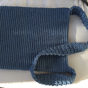 gehaakte schoudertas in denim blauw