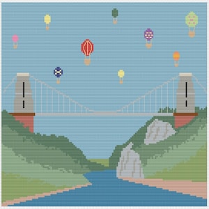 Puede incluir: Una ilustración pixelada de un puente colgante con globos aerostáticos coloridos flotando en el cielo arriba. El puente es gris con torres rojas y está situado contra un cielo azul. El puente está sobre un río con colinas verdes a cada lado.