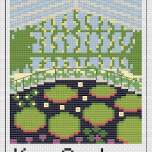 Op de afbeelding: Kruissteekontwerp van Kew Gardens, met een brug over een vijver met waterlelies. De sc&egrave;ne omvat een kas en een blauwe lucht. De tekst "Kew Gardens" staat onderaan.