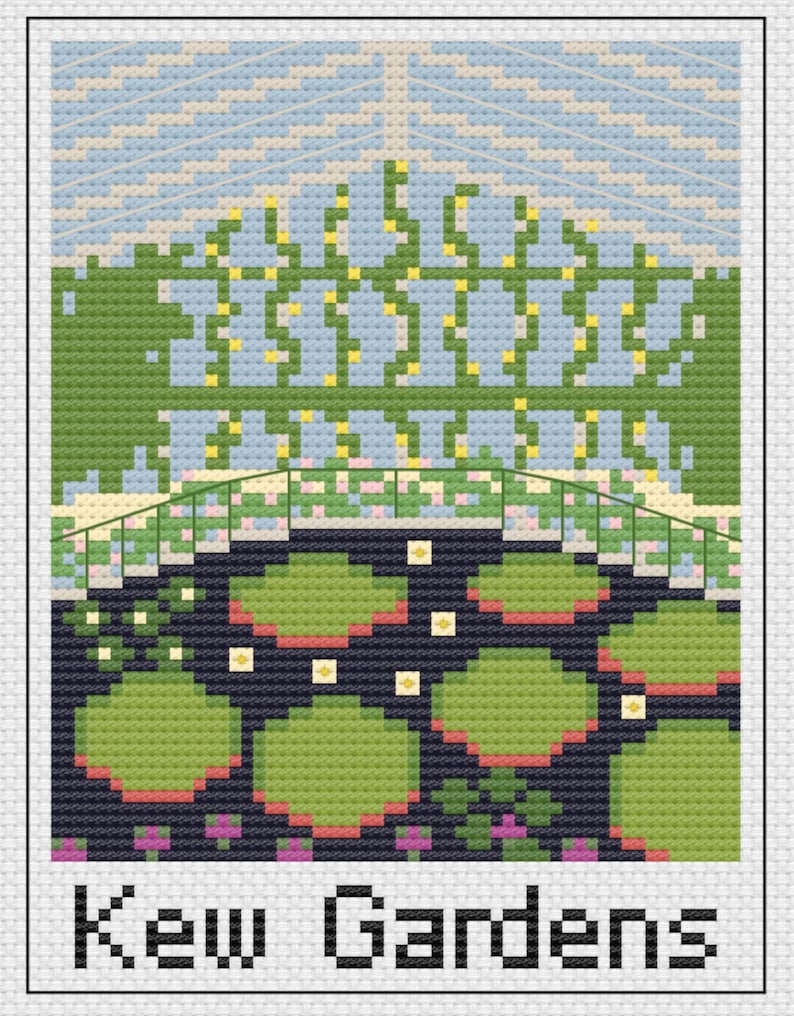 Op de afbeelding: Kruissteekontwerp van Kew Gardens, met een brug over een vijver met waterlelies. De sc&egrave;ne omvat een kas en een blauwe lucht. De tekst "Kew Gardens" staat onderaan.