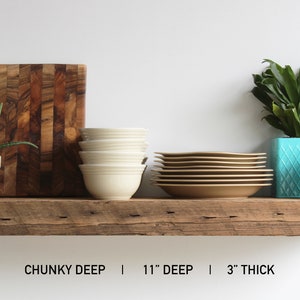 Puede incluir: Una estanter&iacute;a r&uacute;stica de madera con varios objetos. Incluye una tabla de cortar, cuencos, platos y plantas en macetas. La estanter&iacute;a tiene 28 cm de profundidad y 7,6 cm de grosor. El texto en la imagen dice "Chunky Deep".