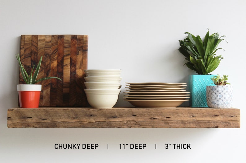 Puede incluir: Una estanter&iacute;a r&uacute;stica de madera con varios objetos. Incluye una tabla de cortar, cuencos, platos y plantas en macetas. La estanter&iacute;a tiene 28 cm de profundidad y 7,6 cm de grosor. El texto en la imagen dice "Chunky Deep".