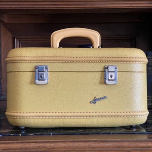 AEROPAK Canary Yellow textured Vinyl Train Case Overnight Bag, Mid Century Drag Cosmetic case, Vintage 1970's Luggage Made in USA