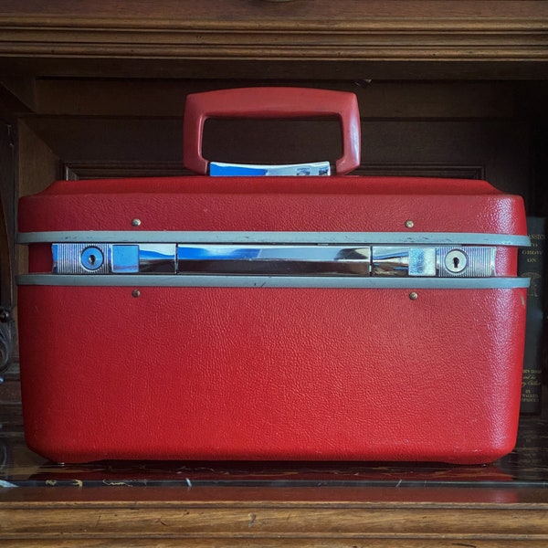 HAWTHORNE Fire Engine Red Textured Vinyl Train Case Overnight Bag, Mid Century Drag Cosmetic case, 1960's Carry-on Luggage Made in USA