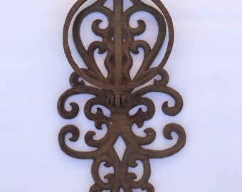 Vintage Wrought Iron Plant Hanger Flower Pot Holder Garden Wall Decor Iron Wall Planter Rusty Plant Hanger Metal Planter Hanger Outdoor Gardening Home Living
