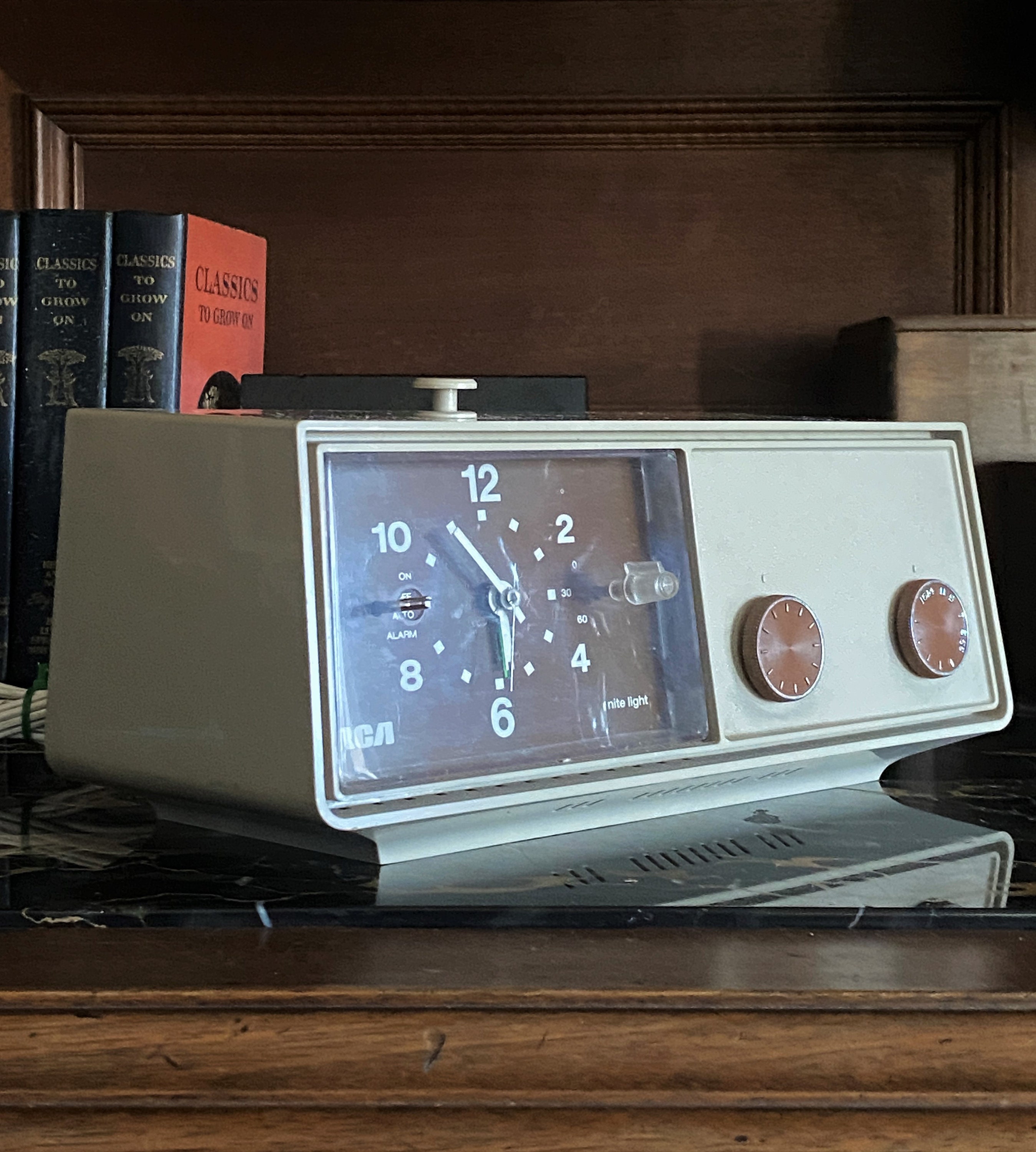 RCA NITE LIGHT Mid Century Alarm Clock Radio Model RZD415T Beige/brown