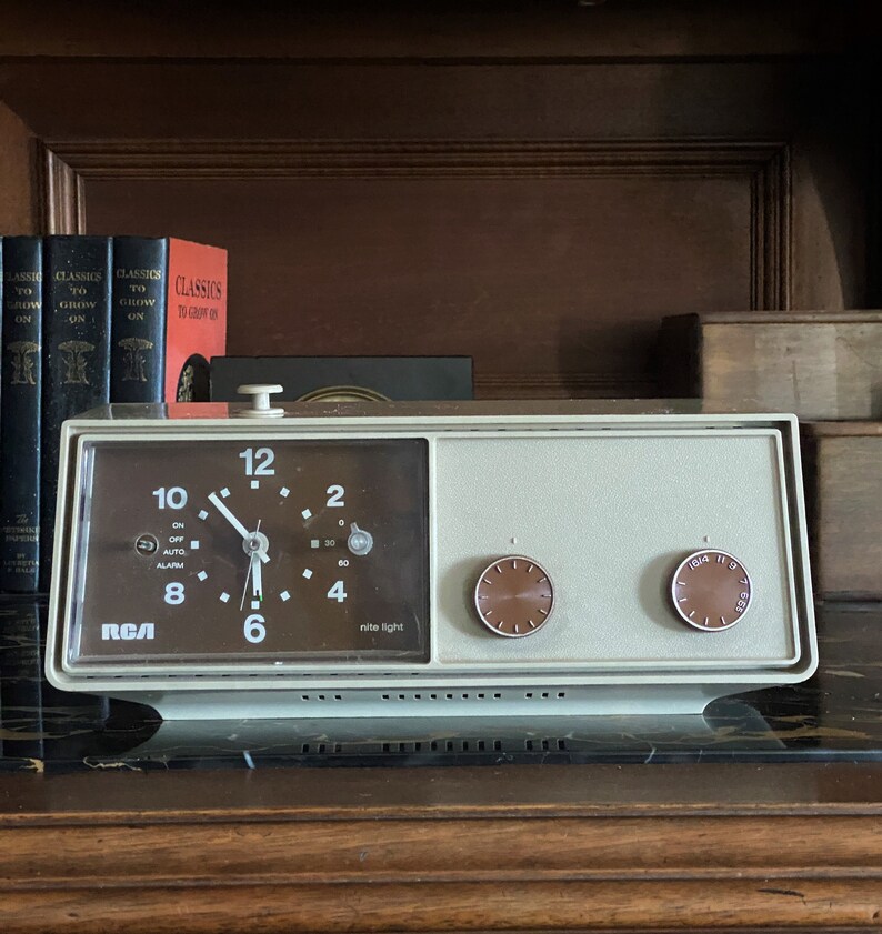 RCA NITE LIGHT Mid Century Alarm Clock Radio Model RZD415T Beige/brown