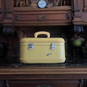 AEROPAK Canary Yellow Textured Vinyl Train Case Overnight Bag, Mid ...