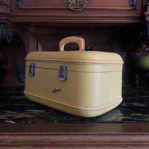 AEROPAK Canary Yellow Textured Vinyl Train Case Overnight Bag, Mid ...