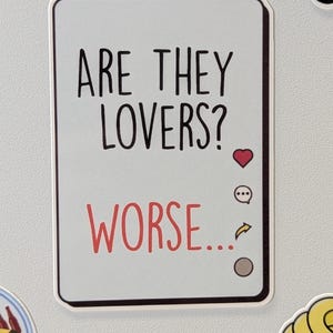 Peut inclure: Un aimant rectangulaire avec le texte "ARE THEY LOVERS? WORSE..." en noir et rouge. L'aimant a un fond blanc avec une bordure noire et des icônes de médias sociaux.