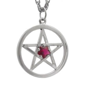 Może przedstawiać: Srebrny naszyjnik z zawieszką w kształcie pentagramu i czerwonym kamieniem szlachetnym w środku.