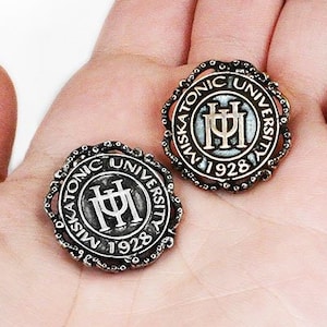Miskatonic University Class Pin with Tentacle Ribbons, HP Lovecraft&#39;s Call of Cthulhu Jewelry, Silver or Bronze MU Lapel Pin or Tie Tack
