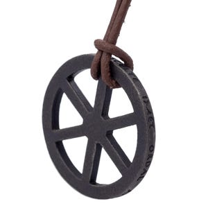 Collana con la ruota di ferro di Tehlu della serie Kingkiller Chronicle di Patrick Rothfuss, ciondolo con la ruota di ferro del cronista, nome concesso in licenza del vento