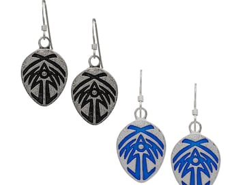 Op de afbeelding: Een paar zilveren oorhangers met een zwart en blauw emaille ontwerp. Het ontwerp is een gestileerd blad met een geometrisch patroon.