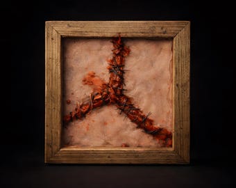 Quadro Dark Art 15×15 in Finta Pelle Umana – Decorazione Gotica Macabra con Cornice in Legno Chiaro