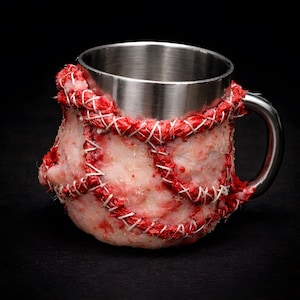 Caneca de Terror com Estampa de Pele Humana Falsa – Caneca Artesanal de Arte Macabra e Sombria