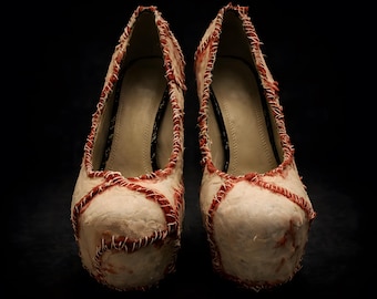 Schuhe mit Kunsthautüberzug – Dark Art Horror-Schuhe, makabre Gothic-Schuhe, individuell gestaltbare Künstlerschuhe