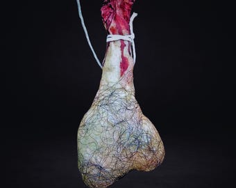 Trofeo Macabro Testicoli Recisi – Dark Art Horror con Colori Personalizzabili
