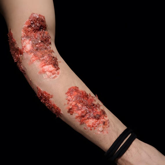 Ferita Indossabile FX – Effetto Horror Artigianale – Protesi su Calza di Nylon – Prop Trucco Cinematografico – MIDIANlab