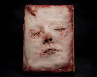 Libro con Volto in Finta Pelle Umana – Dark Art Handmade Grimorio Macabro