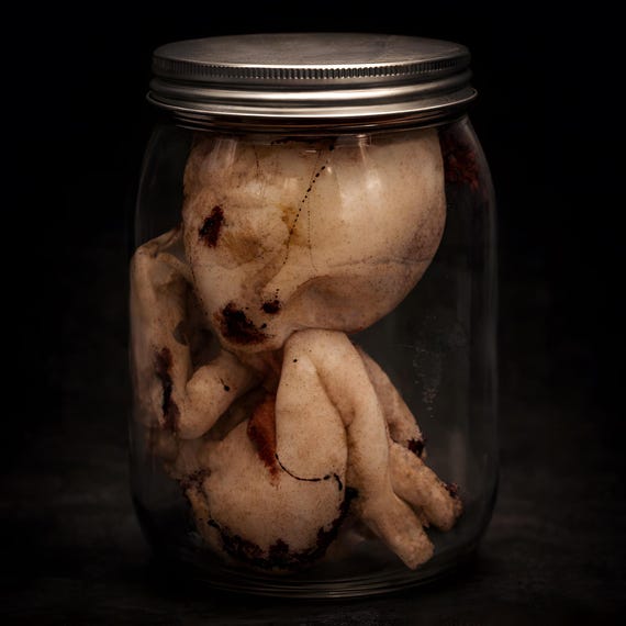 Barattolo con Feto Finto – Replica Specimen Jar Horror, Oggetto Dark Art, Curiosità da Laboratorio Gotico, Prop Cinematografico
