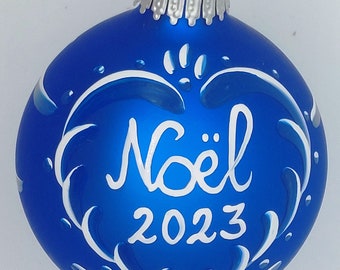 boule prénom en verre ,bleu mat,personnalisée,2 coeurs "Noël 2023",8cm