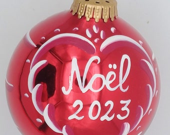 boule prénom en verre ,rouge brillant,personnalisée,2 coeurs "Noël 2023",8cm