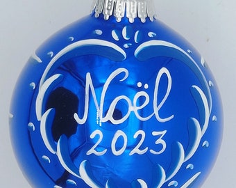 boule prénom ,bleu brillant,personnalisée,2 coeurs "Noël 2023",8cm