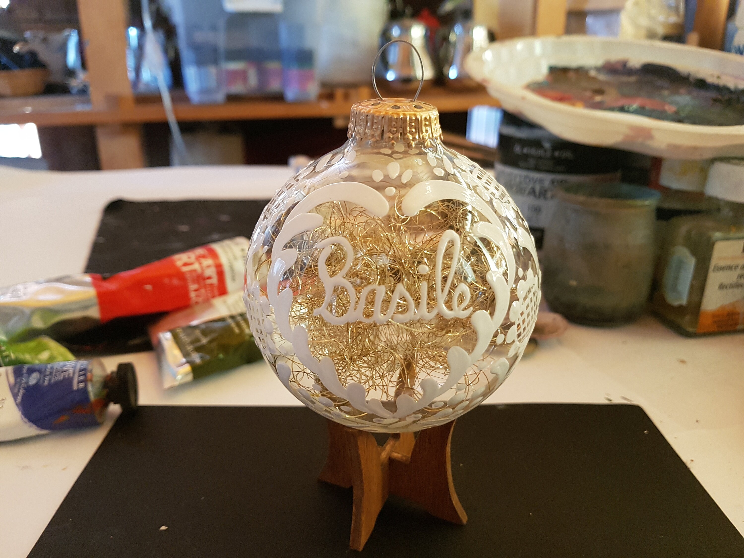 La Boule de Noël Transparente : Un Symbole de Personnalisation et de Magie