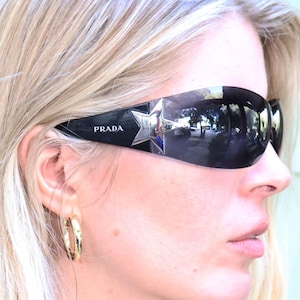 小物 PRADA archive sunglasses spr03 00s Y2K PRADA 'silver Star' Y2K Black + Silver Shield Sunglasses With Logo