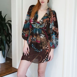 vintage BLUMARINE Y2K Robe babydoll imprimée en soie transparente avec manches cloche ceinture bijou décolleté à volants Mini marron bleu image 6