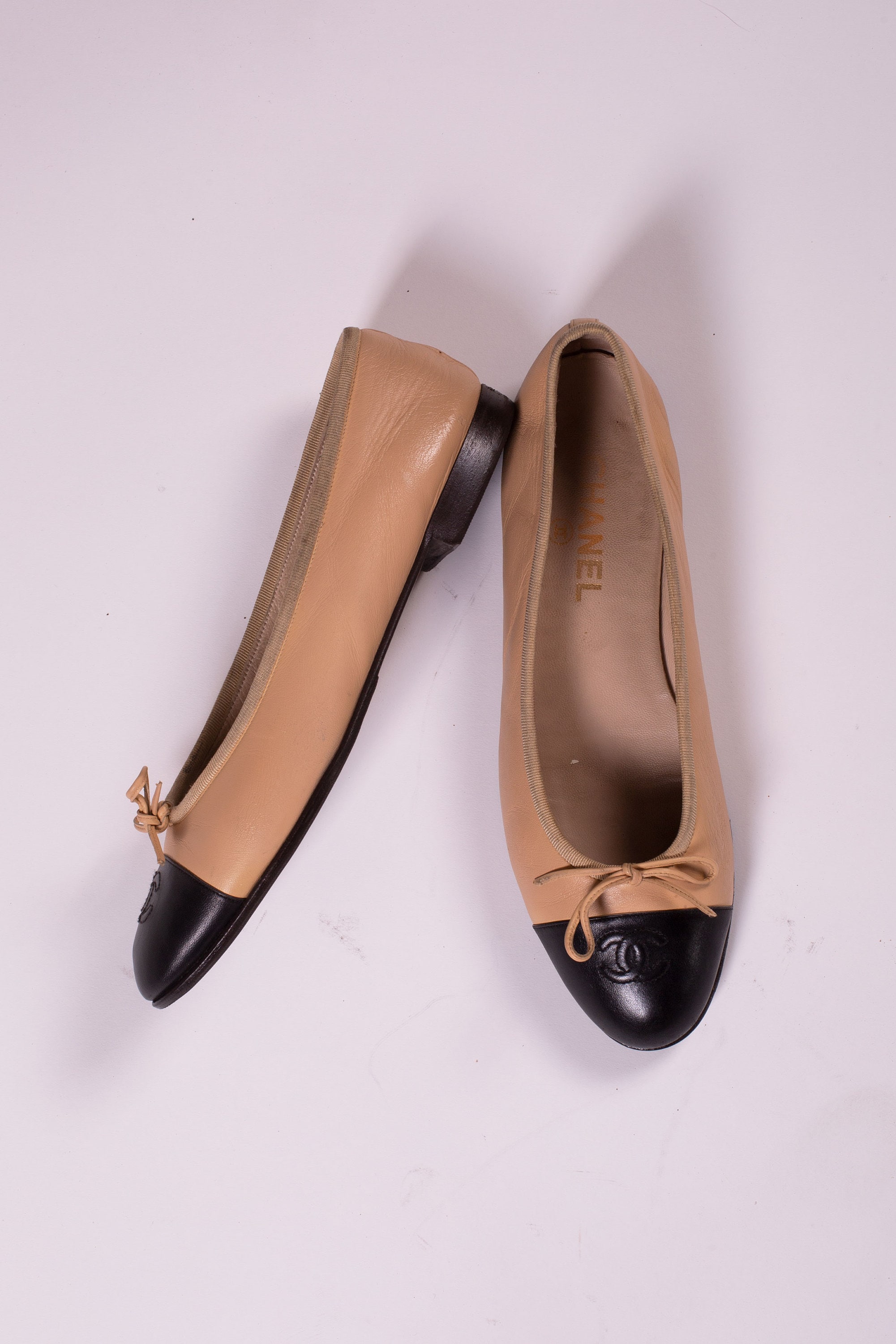 CHANEL Black Tan Two Tone Logo Ballet Flats 40.5 CC 