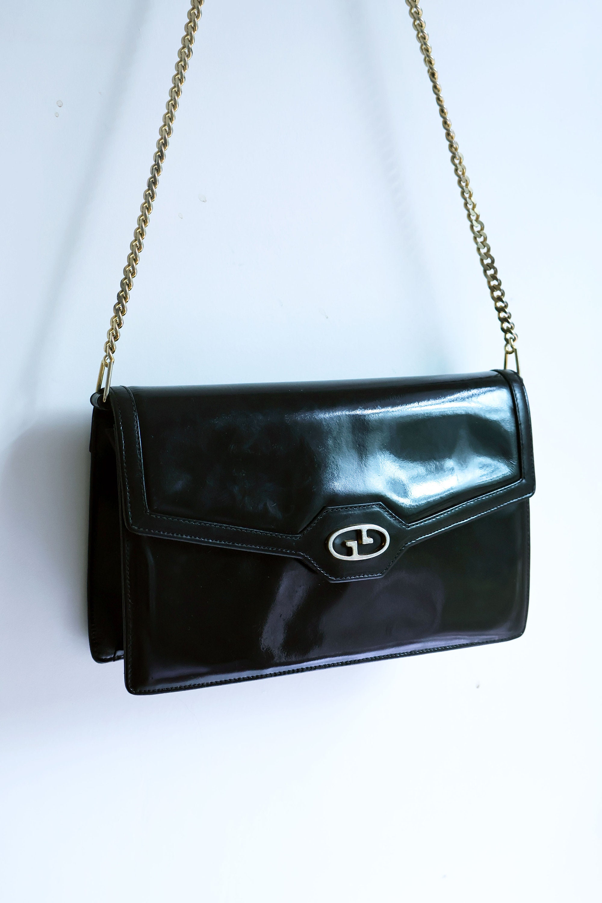 GUCCIベロアvintageバッグ✦ Vintage GUCCI 1970s Black Shiny Leather Chain Strap